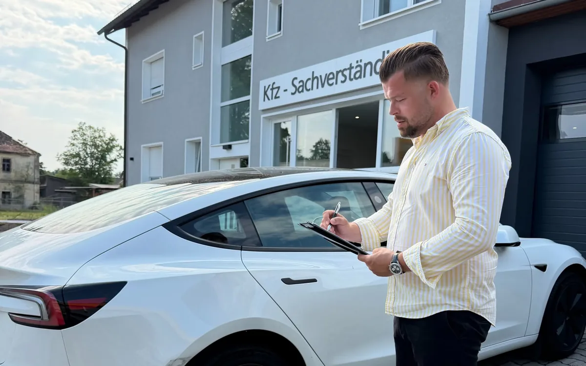 Michael Aures dokumentiert einen Fahrzeugschaden vor seinem Büro in Hirschau
