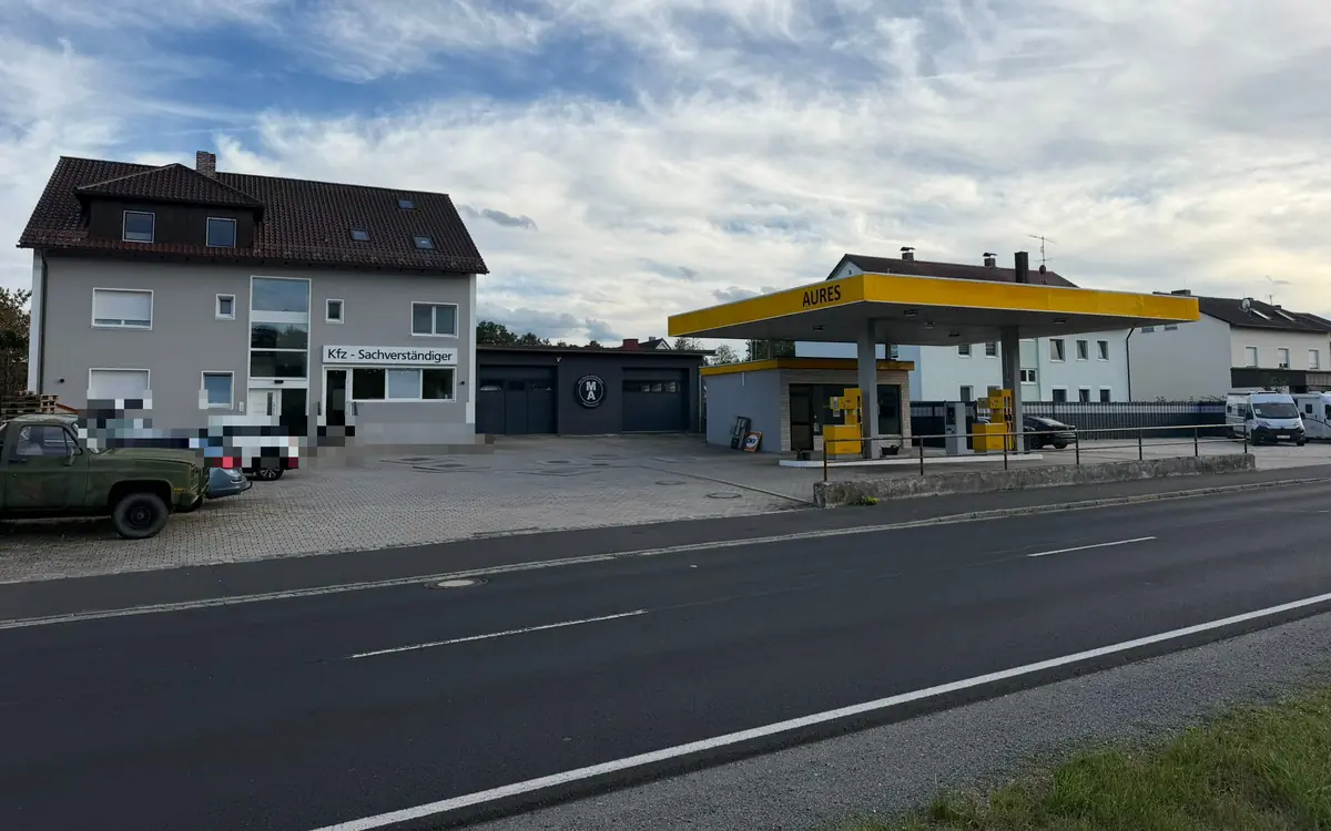 Standort von KFZ-Sachverständiger Michael Aures an der Nürnberger Straße in Hirschau mit Büro, Halle und AURES-Tankstelle