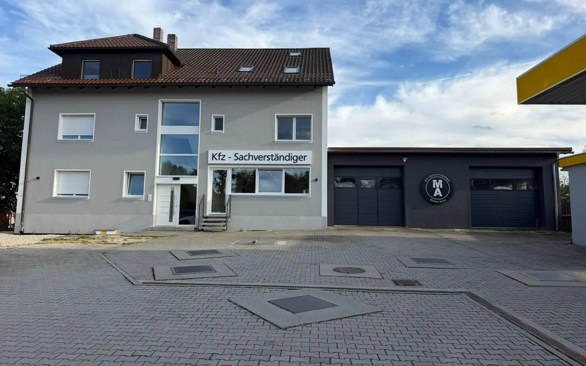 Bürogebäude von KFZ-Sachverständiger Michael Aures mit Begutachtungshalle in der Nürnberger Straße 61 in Hirschau