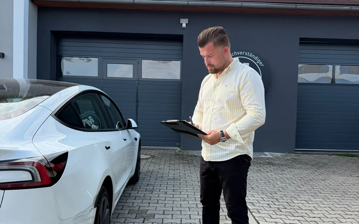 Michael Aures beim Begutachtungstermin am Unfallfahrzeug vor seinem Büro in Hirschau