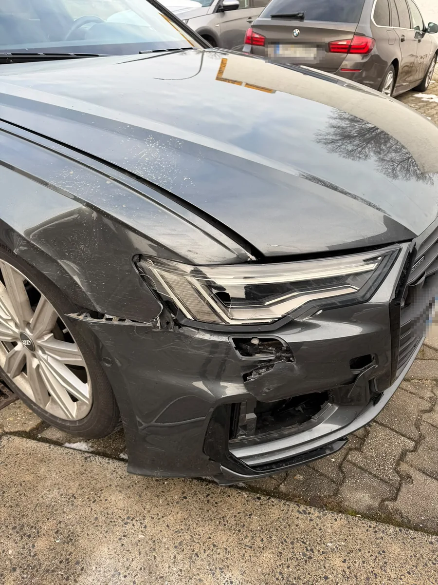 Nahaufnahme des beschädigten Scheinwerfers und Stoßfängers am Audi A6