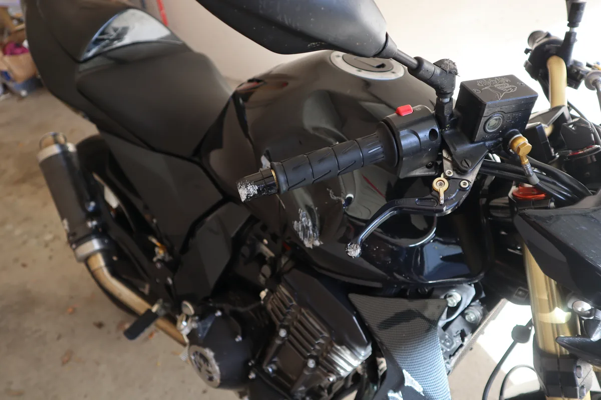 Nahaufnahme der Kratzer und Verformungen an Tank und Lenker der Kawasaki Z1000