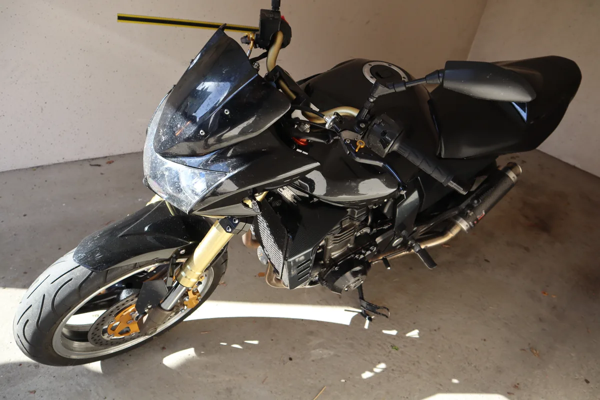 Kawasaki Z1000 mit Sturzschaden in der Garage – Motorrad-Gutachten von Michael Aures
