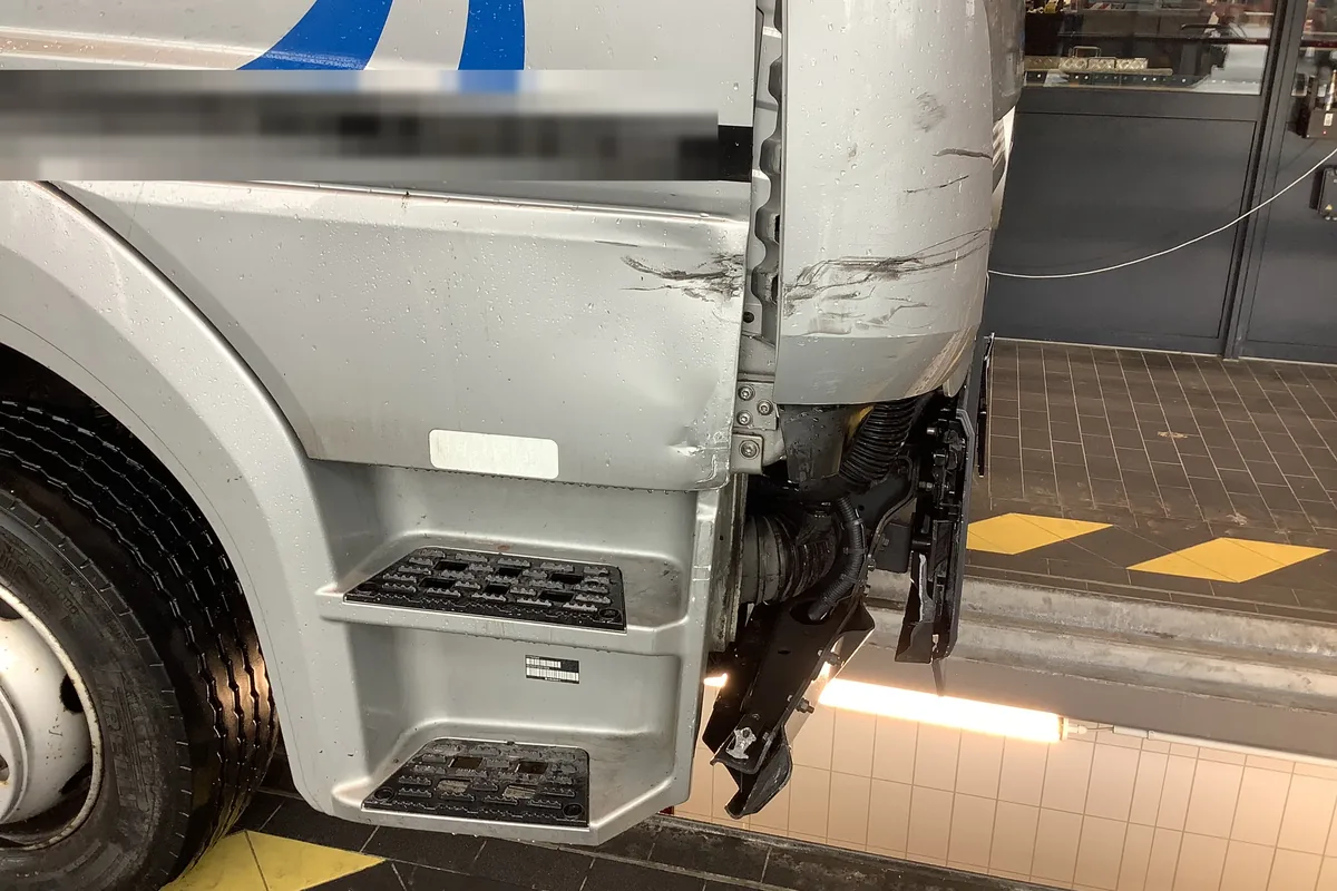 Nahaufnahme der Schäden an Tür und Einstieg des Mercedes Atego