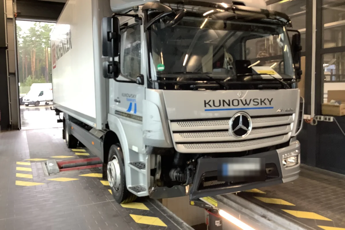 Mercedes Atego LKW mit Unfallschaden vorne rechts in der Werkstatt – Nutzfahrzeug-Gutachten von Michael Aures