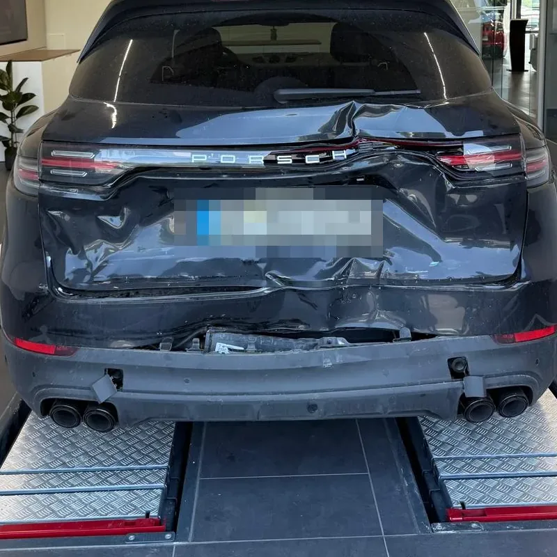 Nahaufnahme der eingedrückten Heckklappe des Porsche Cayenne
