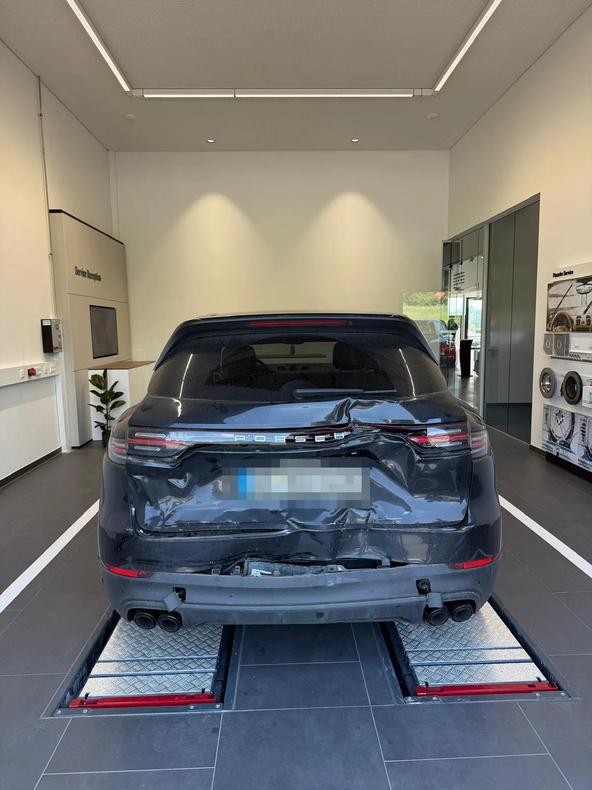 Porsche Cayenne E-Hybrid mit schwerem Heckschaden in der Werkstatt – Schadensgutachten von Michael Aures