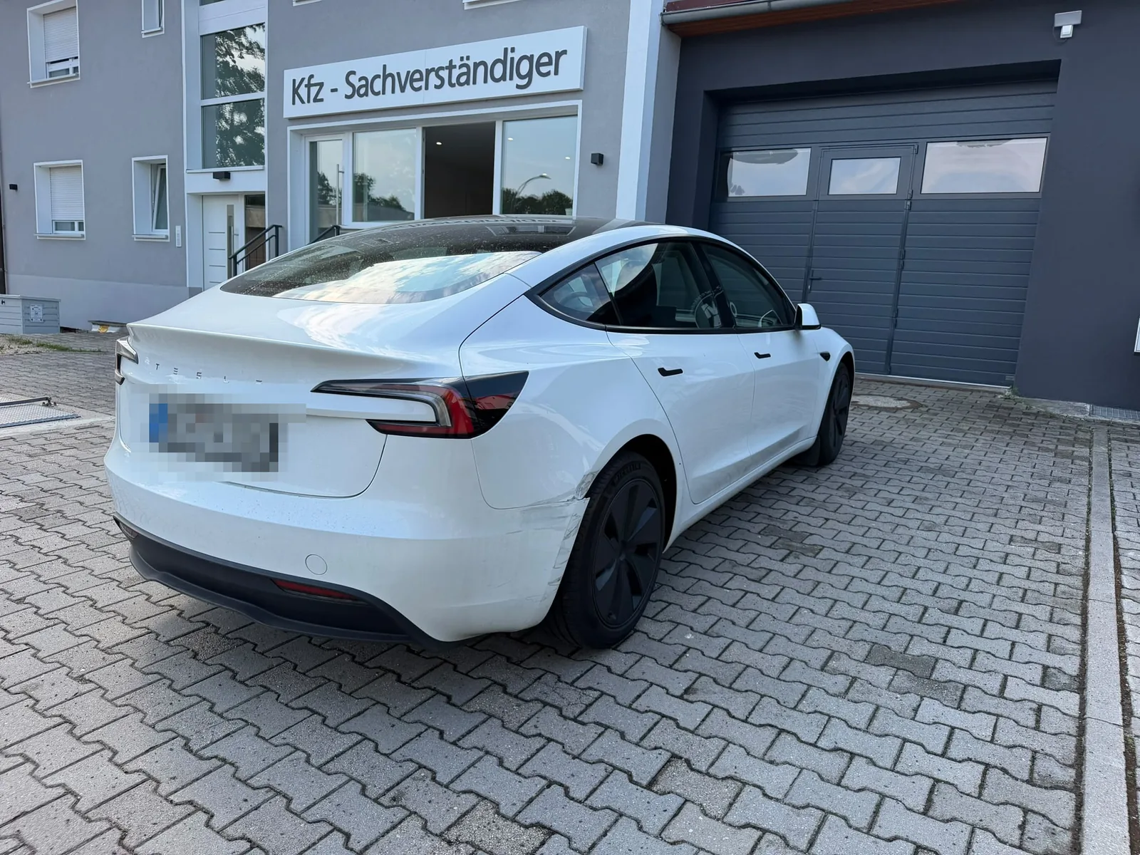 Tesla Model 3 mit Unfallschaden hinten rechts – Gesamtansicht