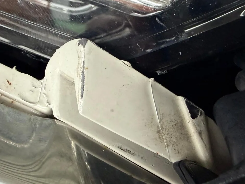 Gebrochener Kühlergrill am VW T-Roc