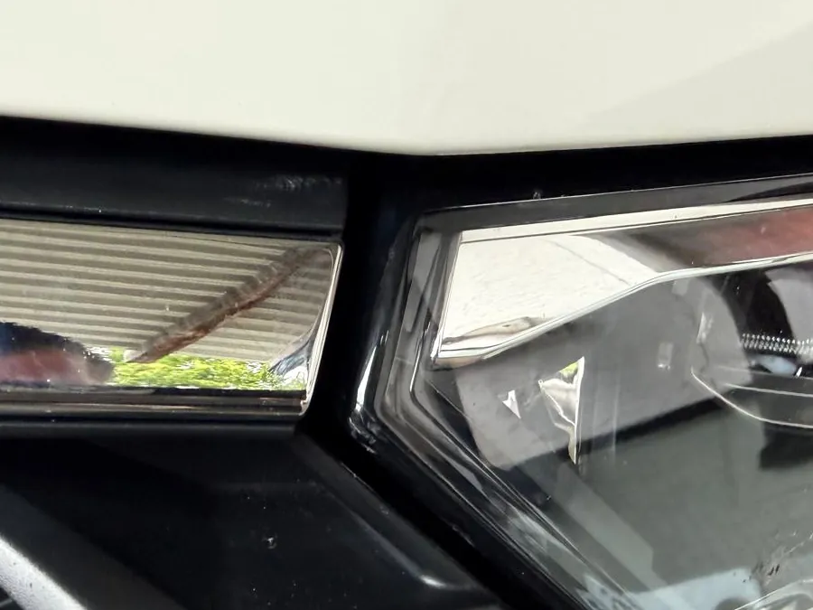 Druckstelle am LED-Scheinwerfer des VW T-Roc, wo der verschobene Grill anliegt